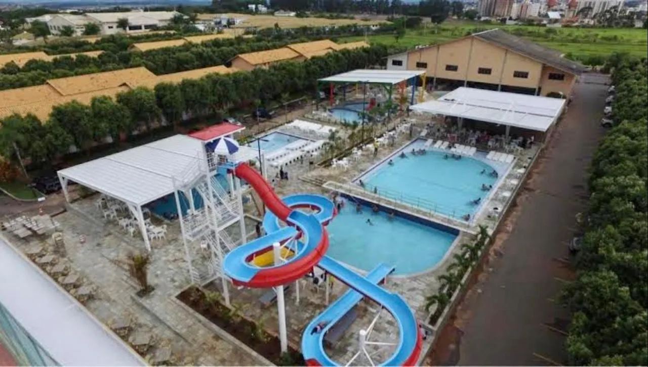 Apart-Hotel DiRoma Fiori com 1 suíte e banheiro social extra Caldas Novas
